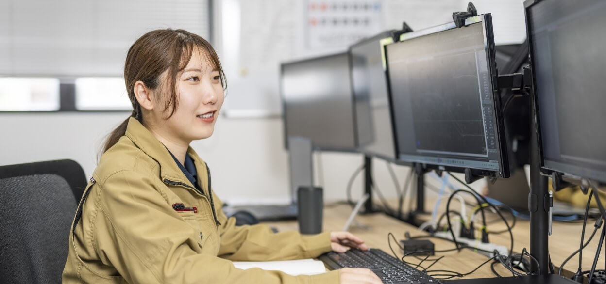 PCに向かって作業する女性スタッフ