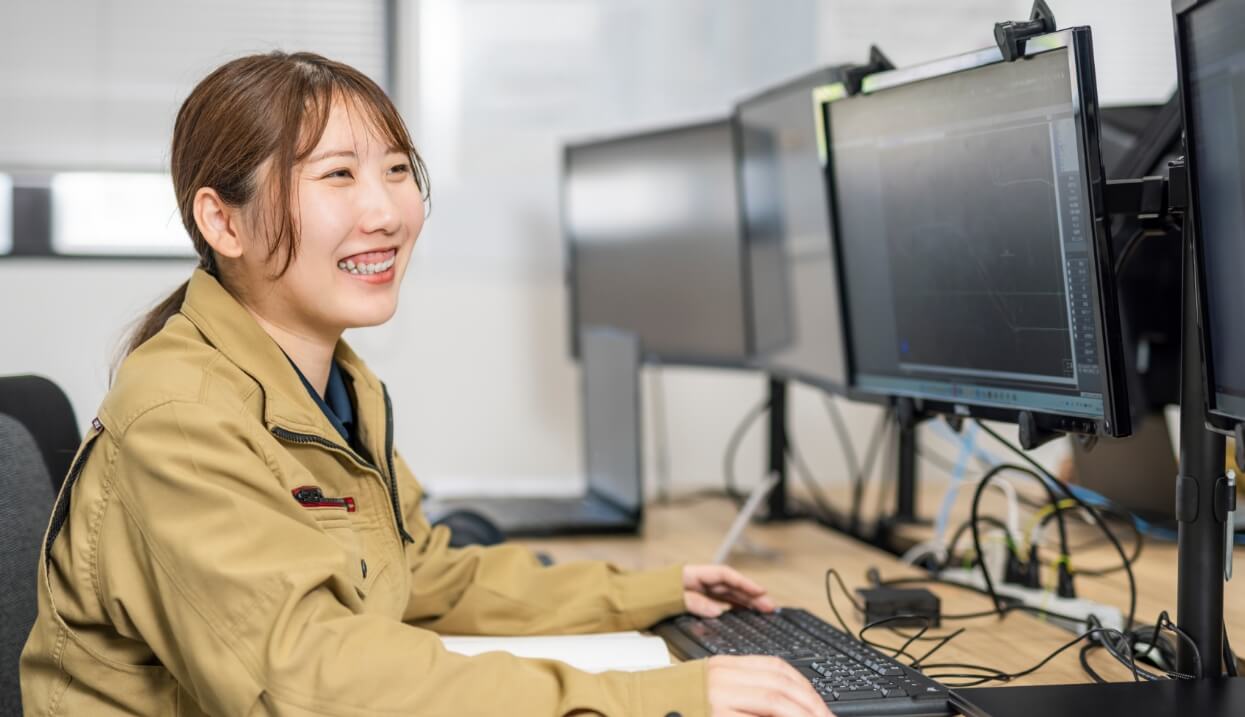 PCに向かって作業する女性スタッフ