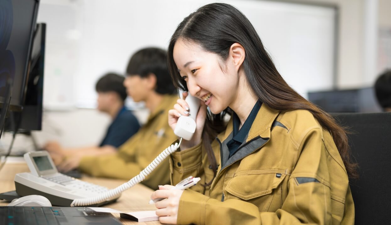 電話対応をする女性スタッフ