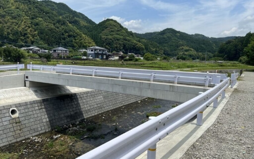 山間部に架かる橋梁と道路