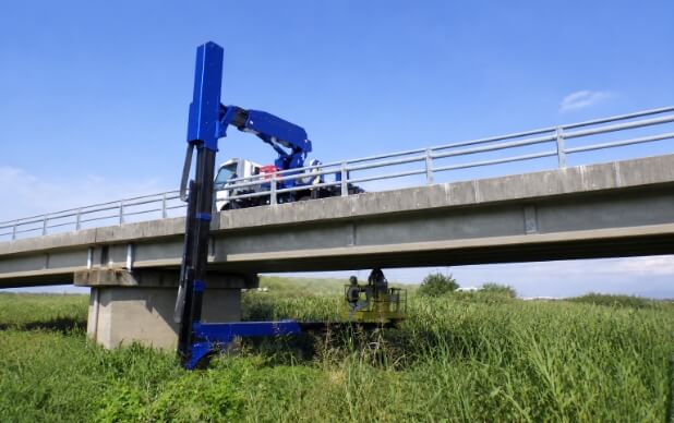 橋梁点検用の高所作業車を使ったインフラ調査の様子