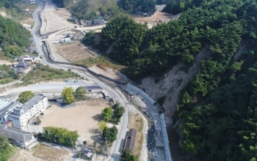 道路工事現場を上空から撮影した航空写真