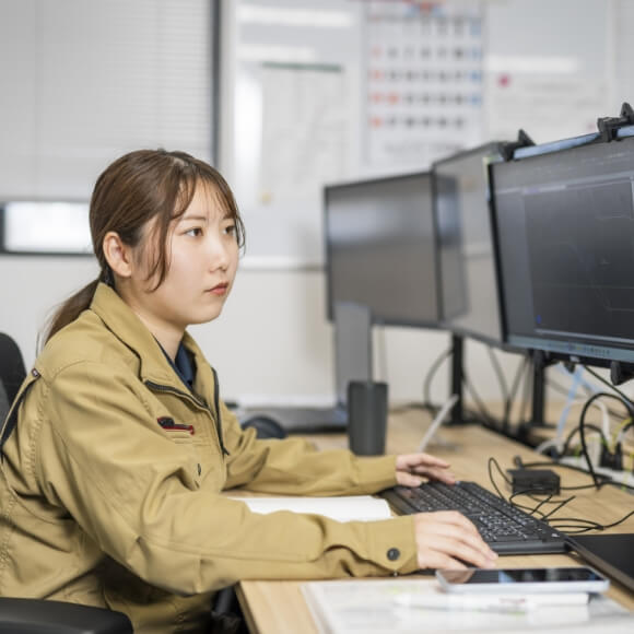 PCに向かって作業する女性スタッフ