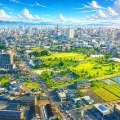 スライド2：鉄道や公園を含む街並みを上空から見渡した俯瞰イラスト